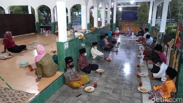 Sedap Masjid Di Bantul Ini Sajikan Bubur Lodeh Untuk Menu Berbuka Puasa