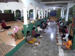 Sedap! Masjid di Bantul Ini Sajikan Bubur Lodeh untuk Menu Berbuka Puasa