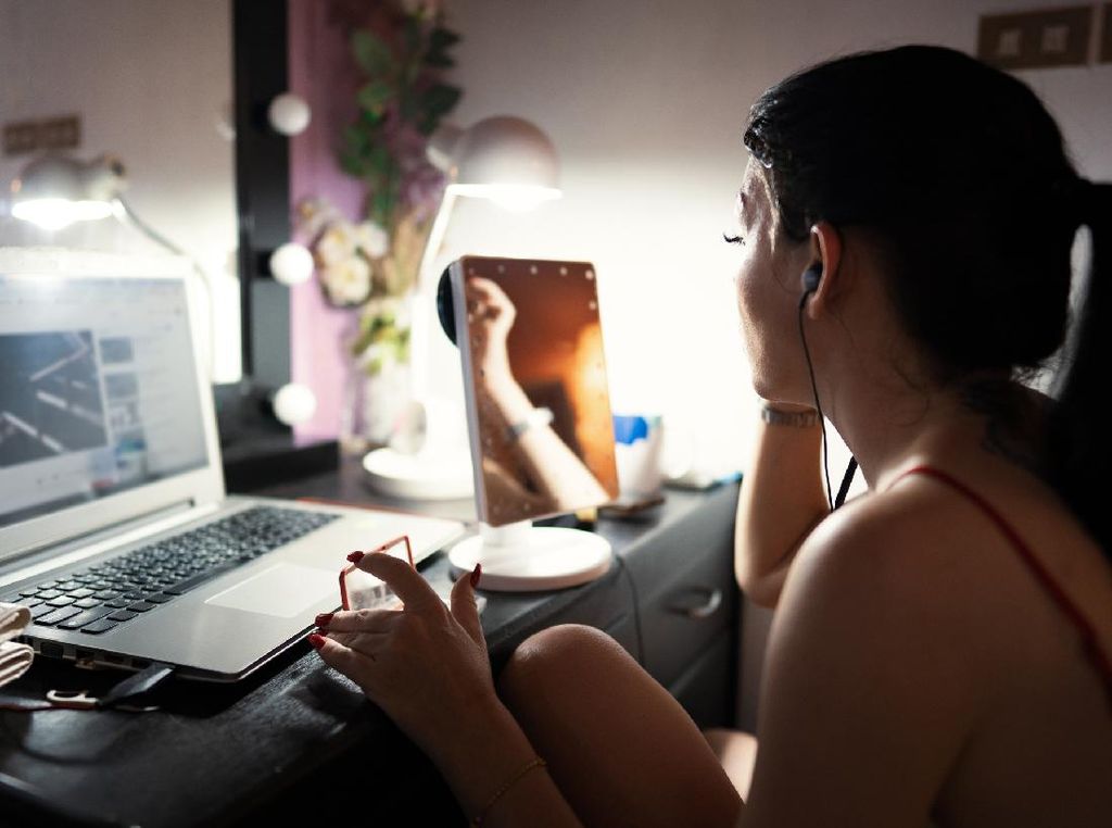 Gaji Dipotong karena Pandemi, Pria Beristri Pura-pura Jadi YouTuber Seksi Gaji Dipotong karena Pandemi, Pria Beristri Pura-pura Jadi YouTuber Seksi