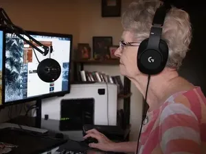 Adik-adik, Jangan Kaget Kalau Orang Tua Kalian Main game