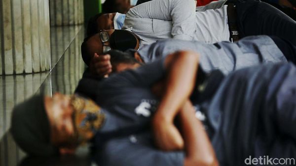 Aksi Tidur Berjamaah di Masjid saat Ramadhan