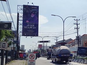 Nggak Kaleng-kaleng! Wanita Brebes Ini Ucapkan Ultah ke Pacar di Baliho Nggak Kaleng-kaleng! Wanita Brebes Ini Ucapkan Ultah ke Pacar di Baliho