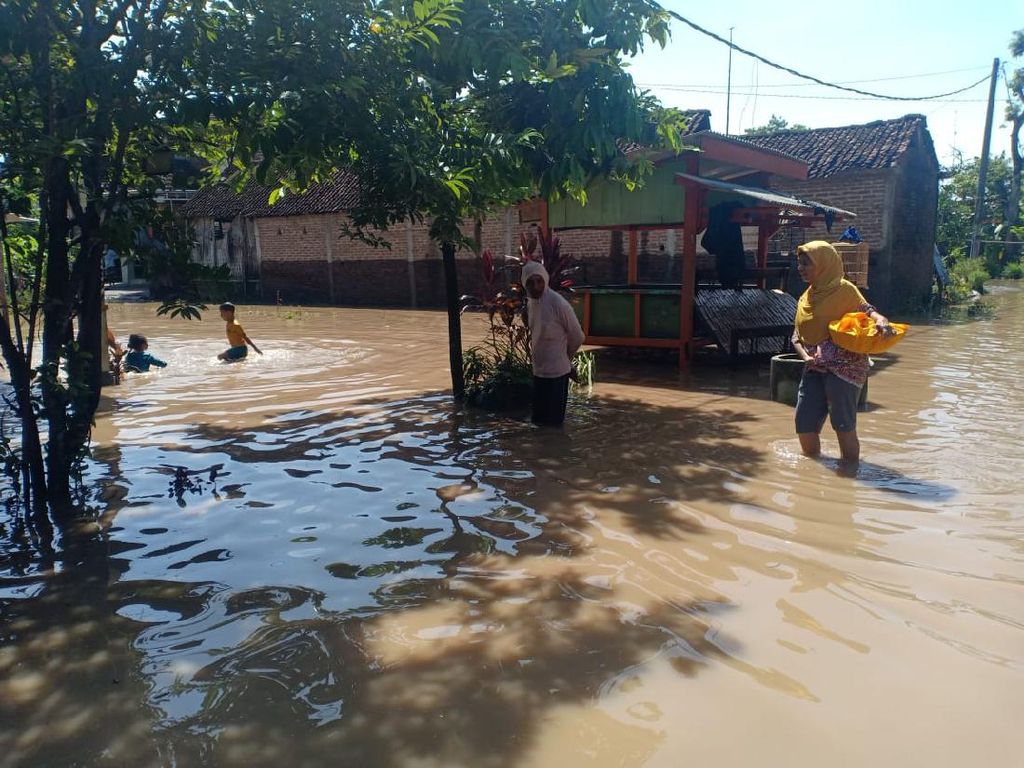 Banjir Madiun Landa 21 Desa di 6 Kecamatan Banjir Madiun Landa 21 Desa di 6 Kecamatan