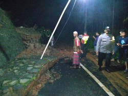 Benteng Bangunan SMP di Ciamis Ambruk, Tutup Akses Jalan