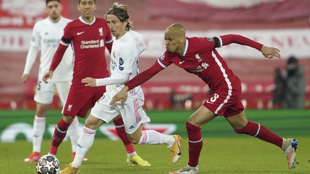 Britain Soccer Champions League Real Madrid's Luka Modric, left, is challenged by Liverpool's Fabinho during a Champions League quarter final second leg soccer match between Liverpool and Real Madrid at Anfield stadium in Liverpool, England, Wednesday, April 14, 2021. (AP Photo/Jon Super)