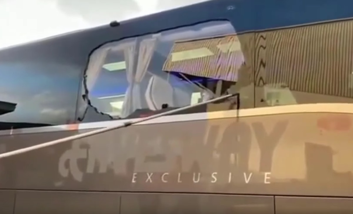 Kaca bus Real Madrid yang pecah akibat ditimpuki oknum suporter The Reds (Screenshot/Youtube)