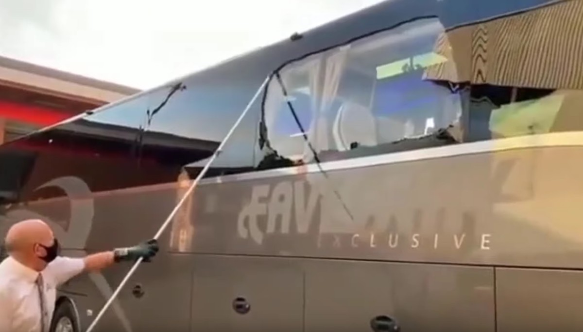 Petugas membersihkan sisa pecahan kaca di bus Real Madrid (Screenshot/Youtube)