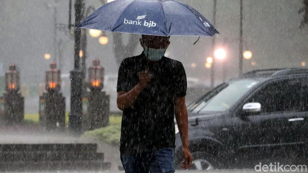 Cuaca Ekstrem, Bandung Diguyur Hujan Angin dan Petir