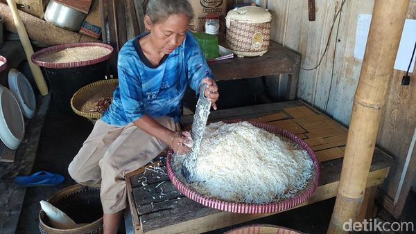 Proses Pembuatan Jemunak, Cemilan yang Hanya Ada di Bulan Ramadan