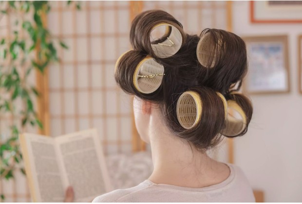 Gunakan roll rambut besar.