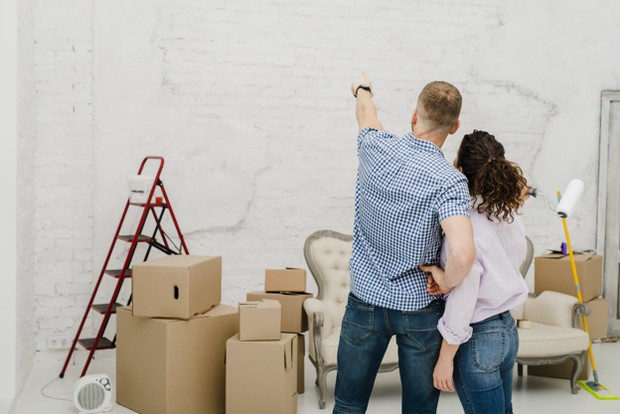 Ilustrasi Pasangan Mendekor Kamar/Freepik.com Ubahlah suasana ruangan atau rumahmu agar tidak membosankan dan lebih fresh.