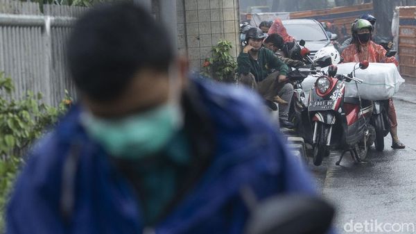 Ingat! Kebiasaan Berteduh di Bahu Jalan Bisa Kena Denda Rp 250 Ribu