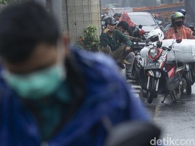 Ingat! Kebiasaan Berteduh di Bahu Jalan Bisa Kena Denda Rp 250 Ribu