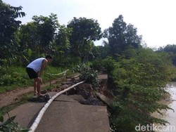 Tergerus Arus Sungai, Jalan Penghubung Desa Karawang-Purwakarta Ambles