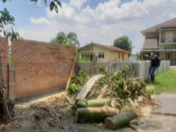 Warga Bangun Tembok di Tengah Jalan Pekanbaru, Kendaraan Tak Bisa Lewat