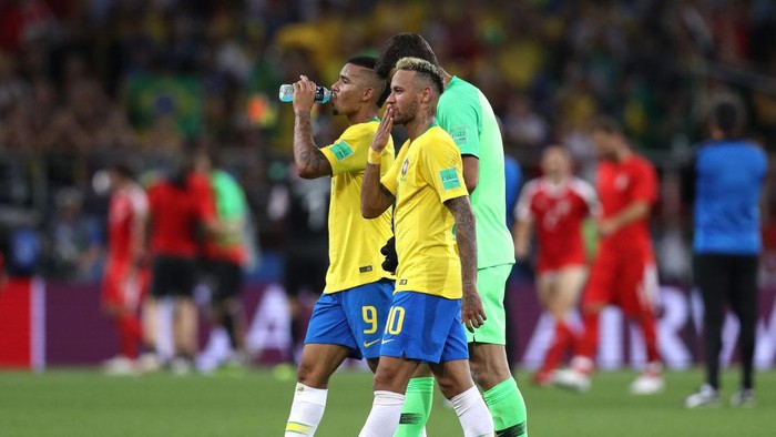 MOSCOW, RUSSIA - JUNE 27:  Neymar Jr, Gabriel Jesus and Casemiro of Brazil celebrate after their second goal scored by Thiago Silva (not pictured) during the 2018 FIFA World Cup Russia group E match between Serbia and Brazil at Spartak Stadium on June 27, 2018 in Moscow, Russia.  (Photo by Michael Steele/Getty Images)