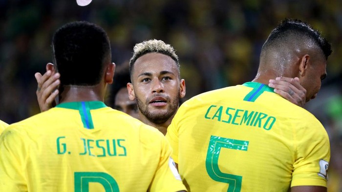 MOSCOW, RUSSIA - JUNE 27:  Neymar Jr, Gabriel Jesus and Casemiro of Brazil celebrate after their second goal scored by Thiago Silva (not pictured) during the 2018 FIFA World Cup Russia group E match between Serbia and Brazil at Spartak Stadium on June 27, 2018 in Moscow, Russia.  (Photo by Michael Steele/Getty Images)