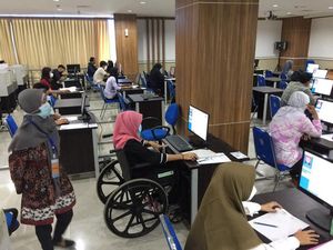 Kisah Chantika, Peserta UTBK yang Semangat Ujian Meski Gunakan Kursi Roda