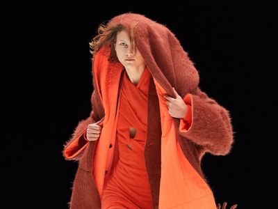 10 Koleksi Musim Dingin Kenzo 2021, Busana Geometris Hingga Floral