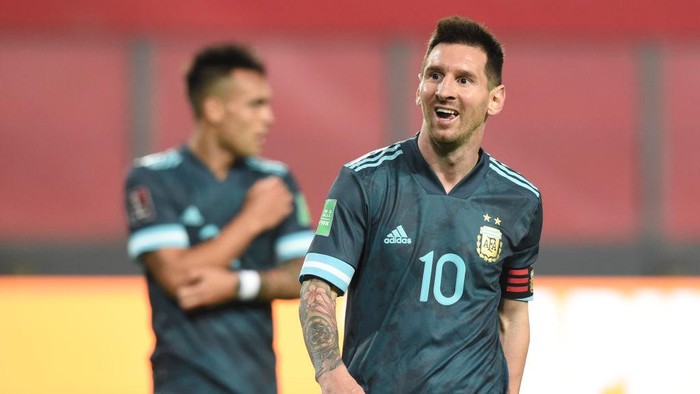 LIMA, PERU - NOVEMBER 17: Lionel Messi of Argentina gestures during a match between Peru and Argentina as part of South American Qualifiers for World Cup FIFA Qatar 2022 at Estadio Nacional de Lima on November 17, 2020 in Lima, Peru. (Photo by Ernesto Benavides - Pool/Getty Images)