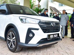 Mahathir Mohamad Sudah 95 Tahun Masih Nyetir, Terbaru Beli Daihatsu Rocky