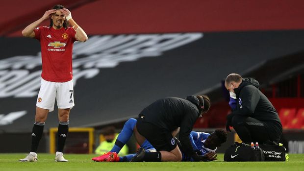MANCHESTER, ENGLAND - APRIL 04: Yves Bissouma of Brighton & Hove Albion receives medical treatment during the Premier League match between Manchester United and Brighton & Hove Albion at Old Trafford on April 04, 2021 in Manchester, England. Sporting stadiums around the UK remain under strict restrictions due to the Coronavirus Pandemic as Government social distancing laws prohibit fans inside venues resulting in games being played behind closed doors. (Photo by Clive Brunskill/Getty Images)