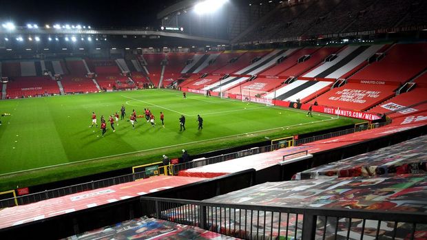 MANCHESTER, ENGLAND - JANUARY 27: General view inside the stadium as players warm up prior to the Premier League match between Manchester United and Sheffield United at Old Trafford on January 27, 2021 in Manchester, England. Sporting stadiums around the UK remain under strict restrictions due to the Coronavirus Pandemic as Government social distancing laws prohibit fans inside venues resulting in games being played behind closed doors. (Photo by Laurence Griffiths/Getty Images)