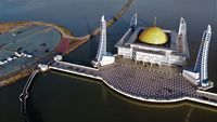 Tenang dan Damai di Masjid Al Alam Teluk Kendari