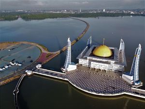 Tenang dan Damai di Masjid Al Alam Teluk Kendari