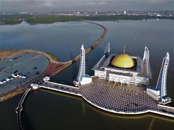 Tenang dan Damai di Masjid Al Alam Teluk Kendari