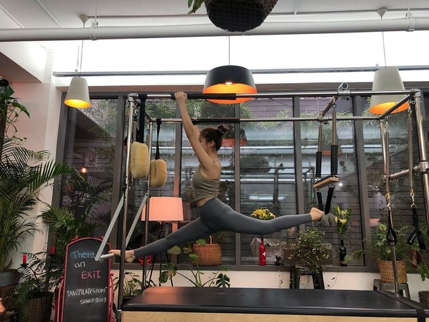 Dalam pilates terdapat  gerakan berulang yang bekerja untuk memperpanjang otot kamu dan meningaktkan rentang gerakan kamu dalam persendian.