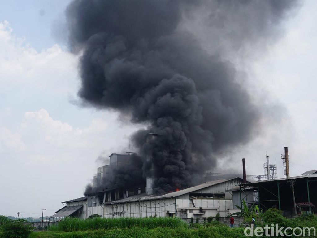 Pabrik Tepung di Mojokerto Terbakar, Diduga Karena Mesin Oven Meledak Pabrik Tepung di Mojokerto Terbakar, Diduga Karena Mesin Oven Meledak