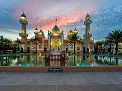 Di Thailand, Muslim yang Terjemahkan Alquran Dibayar Oleh Raja