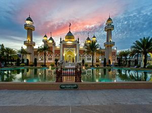 Di Thailand, Muslim yang Terjemahkan Alquran Dibayar Oleh Raja Di Thailand, Muslim yang Terjemahkan Alquran Dibayar Oleh Raja