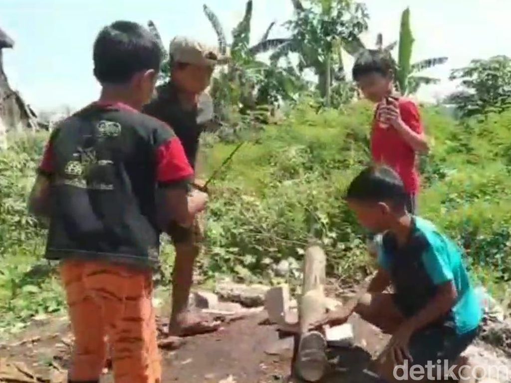 Melihat Bocah di Kota Pasuruan Main Meriam Bambu Saat Ngabuburit Melihat Bocah di Kota Pasuruan Main Meriam Bambu Saat Ngabuburit