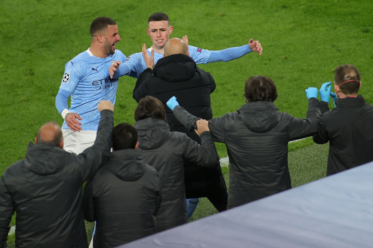 Peluk Phil Foden, Guardiola: Tembakan Bagus, Terima Kasih (Friedemann Vogel - Pool/Getty Im/Pool)