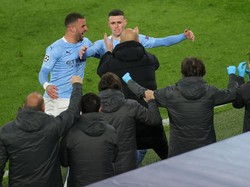 Peluk Phil Foden, Guardiola: Tembakan Bagus, Terima Kasih