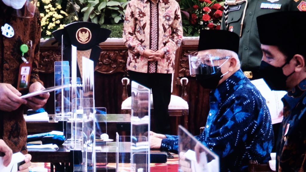 Presiden Jokowi hingga para menteri menyerahkan zakat di Istana Negara, Kamis (15/4/2021), usai peluncuran Gerakan Cinta Zakat.