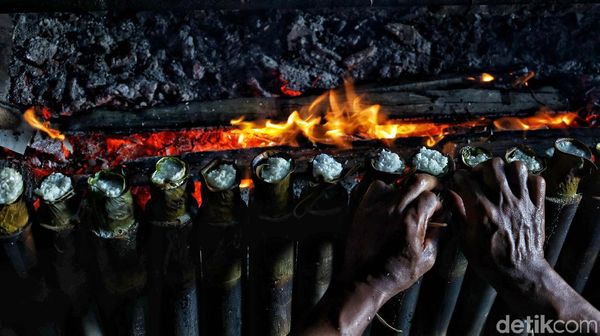 Raup Cuan Lewat Penjualan Lemang di Bulan Ramadhan
