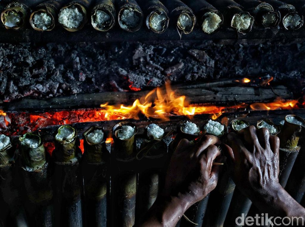 Raup Cuan Lewat Penjualan Lemang di Bulan Ramadhan Raup Cuan Lewat Penjualan Lemang di Bulan Ramadhan