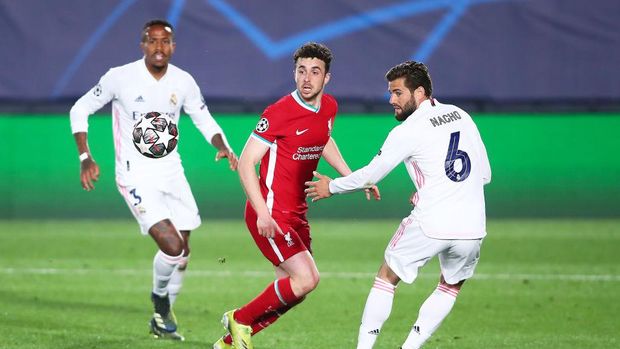 MADRID, SPAIN - APRIL 06: Nacho Fernandez and Eder Militao of Real Madrid competes for the ball with Diogo Jota of Liverpool FC during the UEFA Champions League Quarter Final match between Real Madrid and Liverpool FC at Estadio Alfredo Di Stefano on April 06, 2021 in Madrid, Spain. (Photo by Fran Santiago/Getty Images)