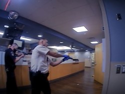 Rekaman Polisi AS Tembak Pria Kulit Hitam di UGD Rumah Sakit