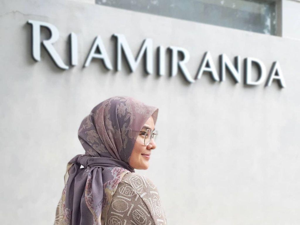 Ria Miranda Luncurkan Koleksi Baju Lebaran 2021 Terinspirasi Wanita Jawa Ria Miranda Luncurkan Koleksi Baju Lebaran 2021 Terinspirasi Wanita Jawa