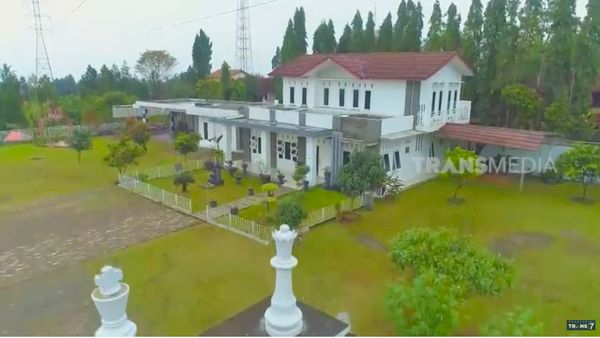 10 Potret Rumah Pecatur Irene Sukandar, Luasnya Kayak Lapangan Bola