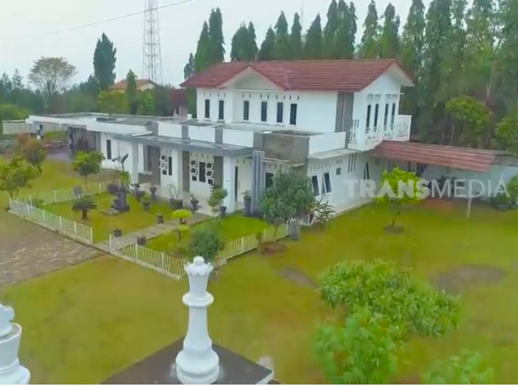 10 Potret Rumah Pecatur Irene Sukandar, Luasnya Kayak Lapangan Bola 10 Potret Rumah Pecatur Irene Sukandar, Luasnya Kayak Lapangan Bola