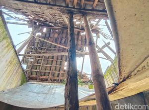 Kisah Sekeluarga di Kudus Tinggal dalam Rumah Reyot dengan Atap Menganga
