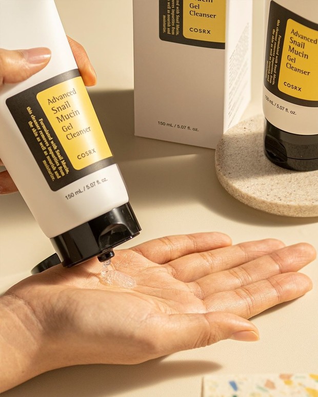 Dikemas dengan hyaluronic acid dan glycolic acid, snail mucin dapat meminimalkan munculnya bekas jerawat dan noda hitam untuk membantu kulit kamu tampak halus