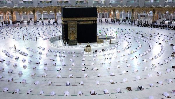 Deretan Foto Sholat Tarawih Khusyuk di Masjidil Haram