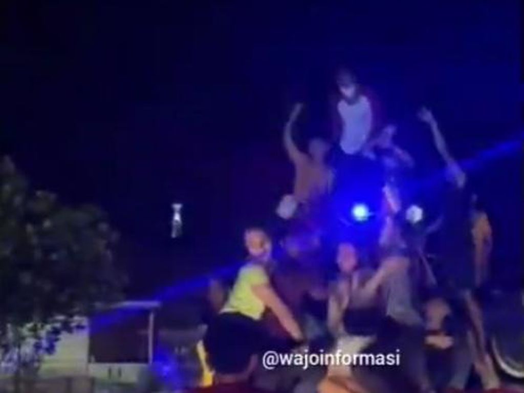 Geger Joget Bangunkan Sahur di Bulan Puasa, Ternyata Pelakunya Waria Geger Joget Bangunkan Sahur di Bulan Puasa, Ternyata Pelakunya Waria