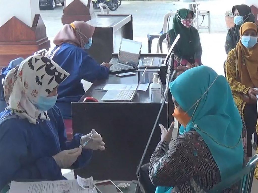 61 Persen Lansia di Mojokerto Tak Masuk Sasaran Vaksinasi COVID-19 61 Persen Lansia di Mojokerto Tak Masuk Sasaran Vaksinasi COVID-19